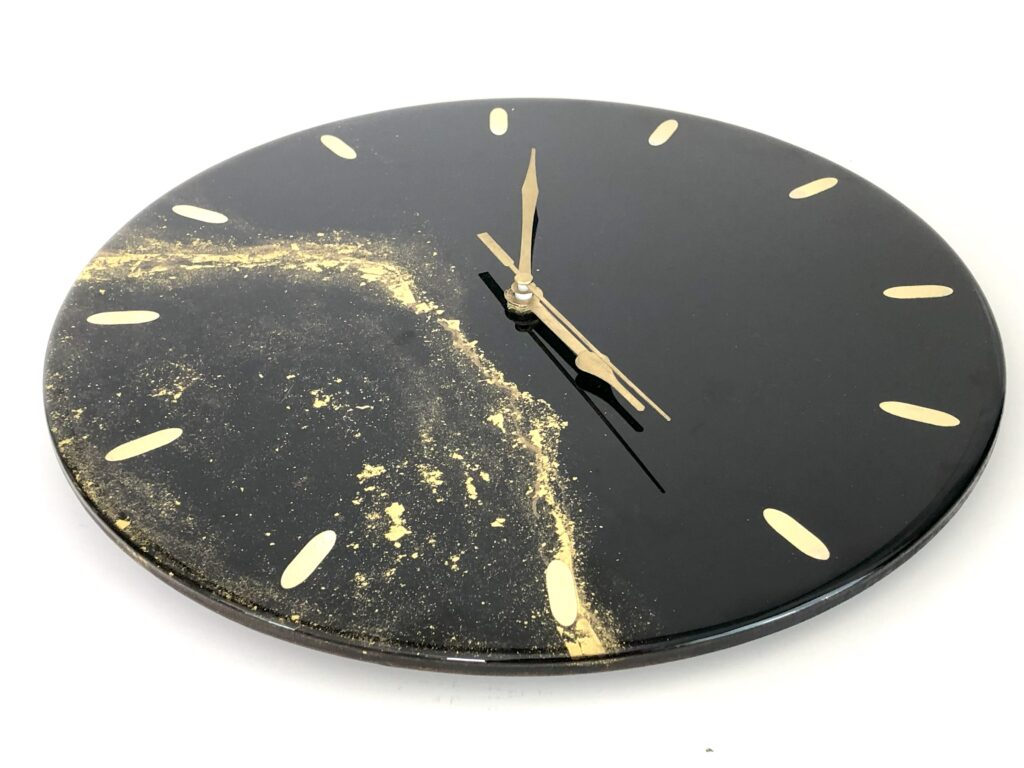 Horloge noire et or – Image 2