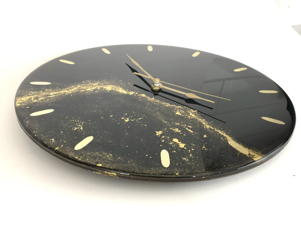 Horloge noire et or – Image 3
