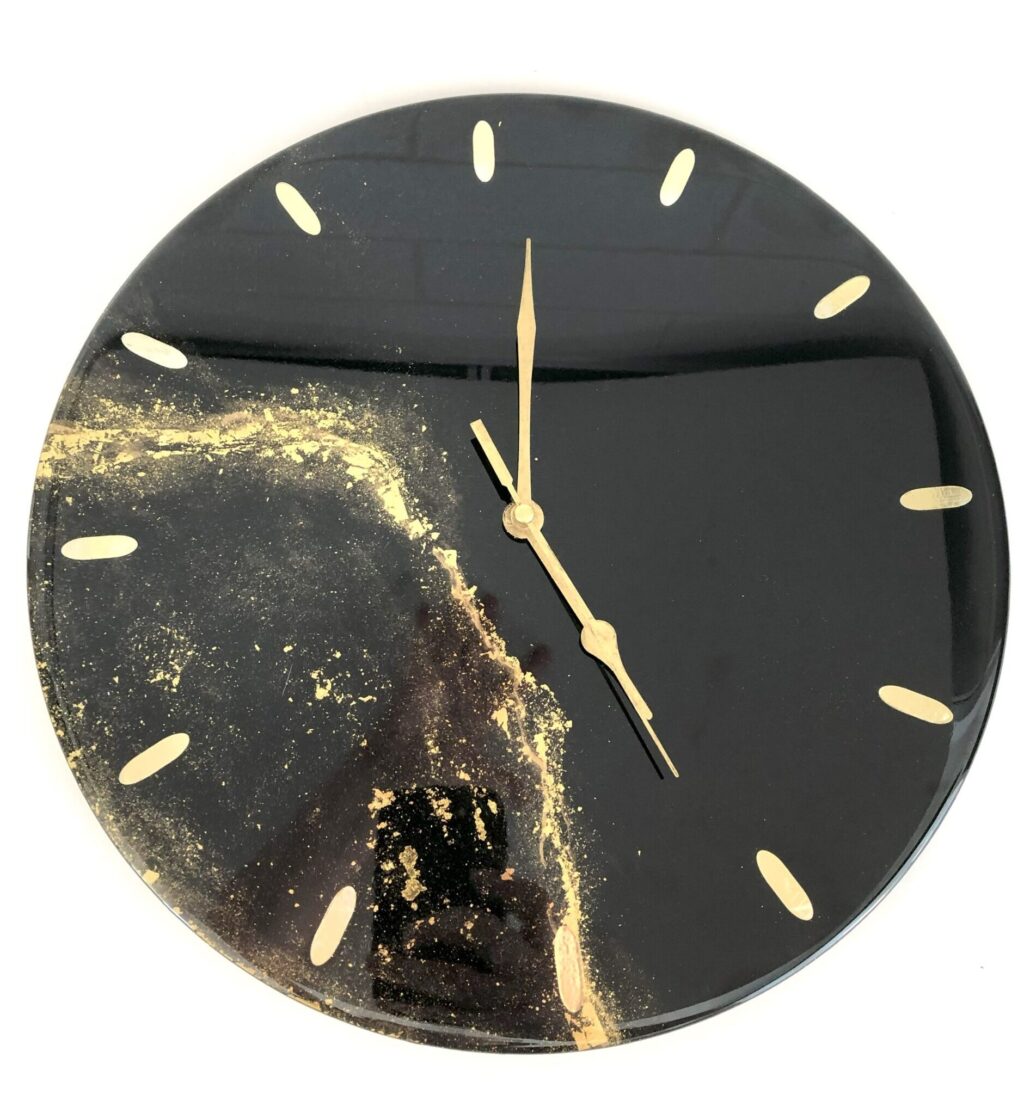 Horloge noire et or – Image 4