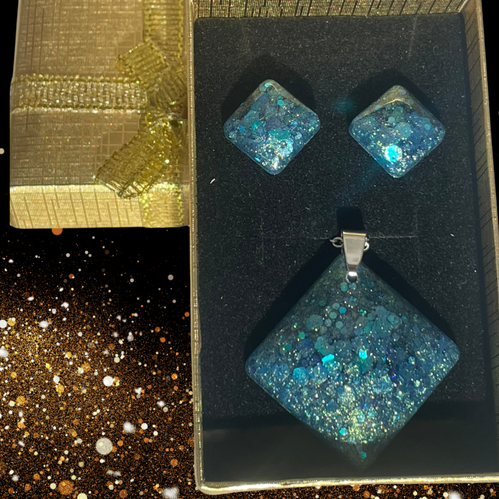 Pendentif et boucle d'oreilles en forme de losanges