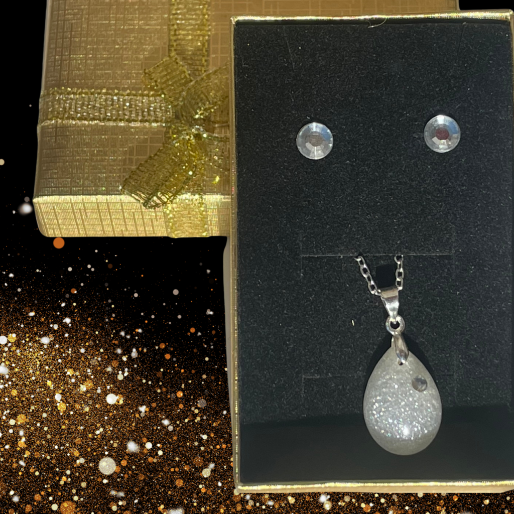 Pendentif et boucle d'oreilles avec cristaux