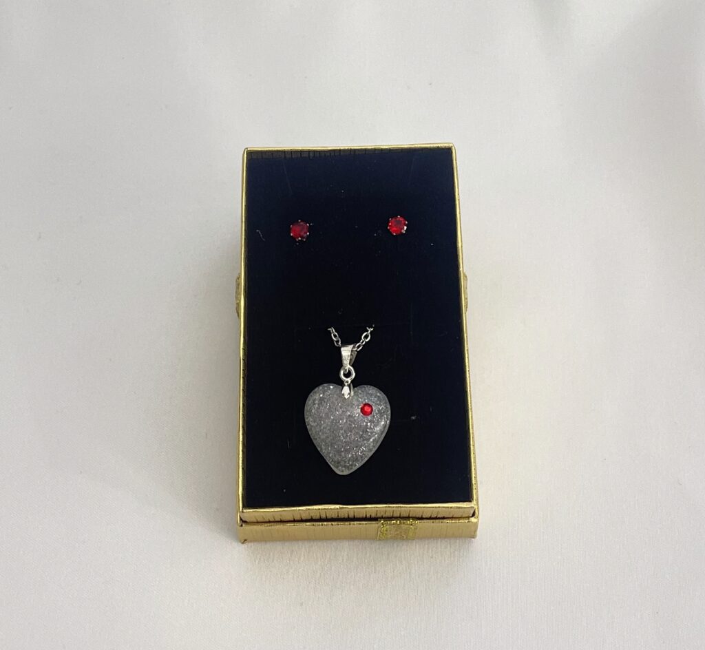 Pendentif et boucle d'oreilles - pierres rouges