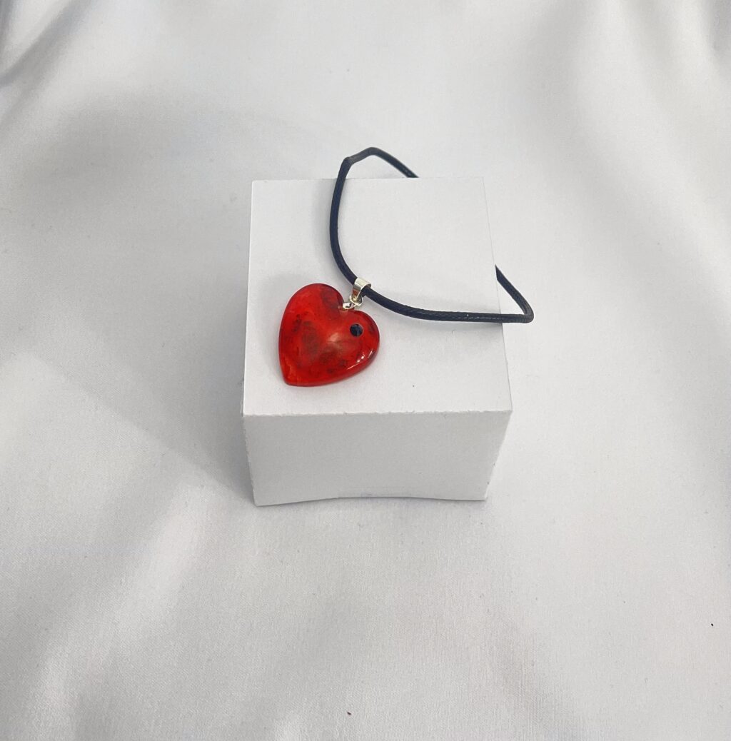 Pendentif coeur rouge avec pierre noire – Image 2