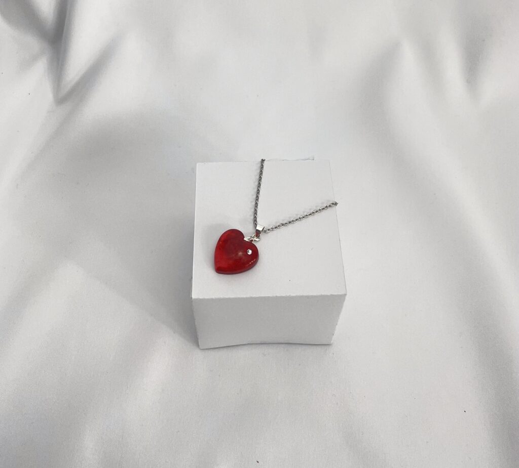 Délicat petit pendentif coeur rouge – Image 2