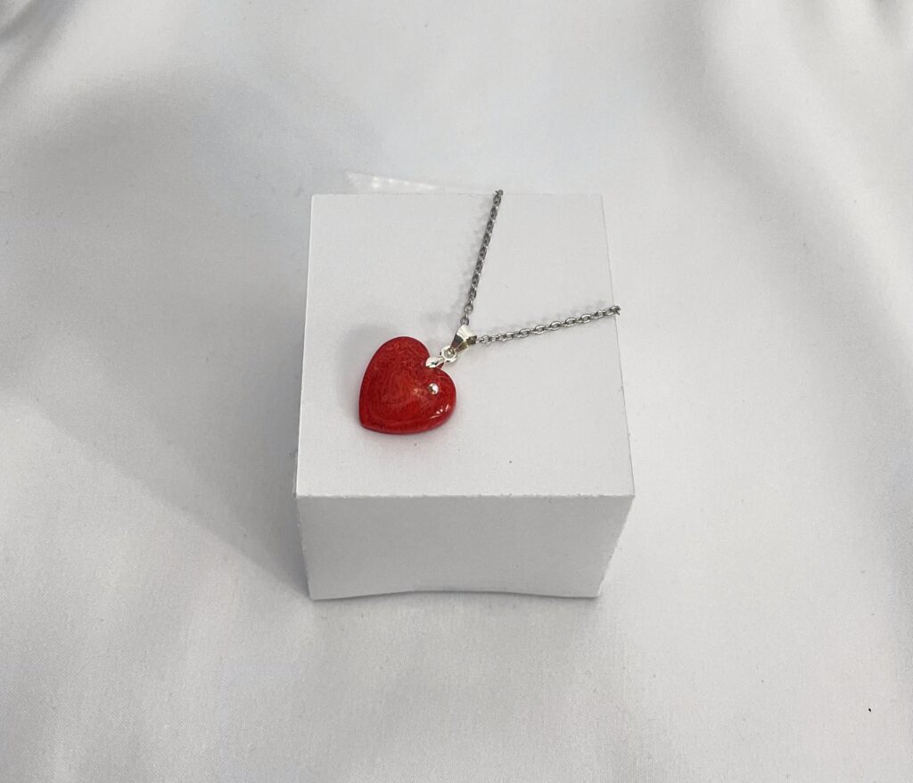 Délicat pendentif rouge en forme de coeur – Image 2